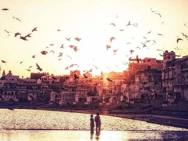 古老国度染上缤纷色彩，这样的洒红节让上帝也为之疯狂！