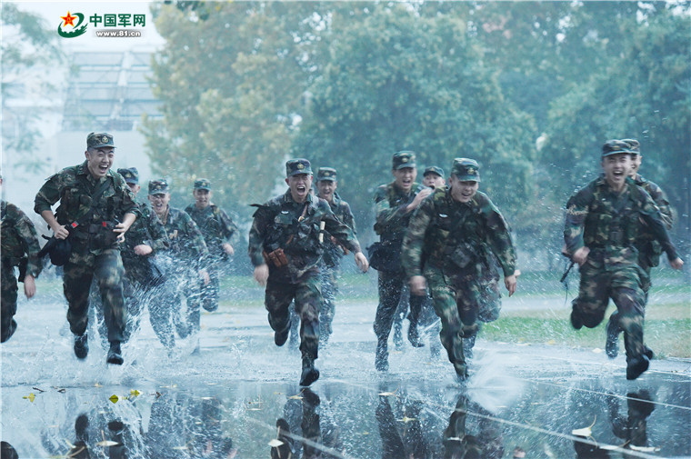 这里的官兵虽然缺阳光，但从不缺少爱