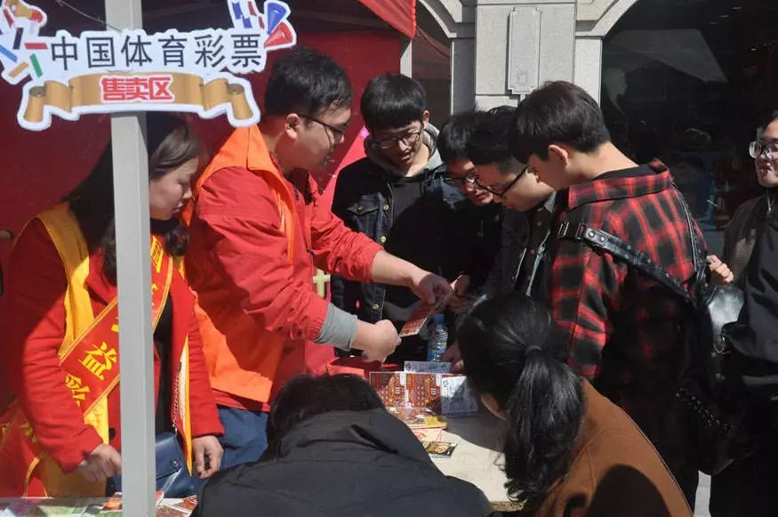 这个街头不一般！江西体彩嘉年华大型地推活动“敲响”世界杯倒计时