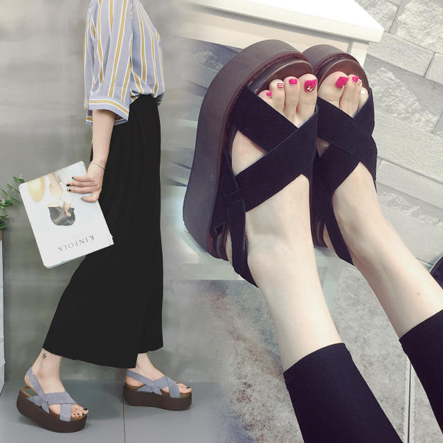 入手这三款显瘦凉鞋，让你时髦一整夏