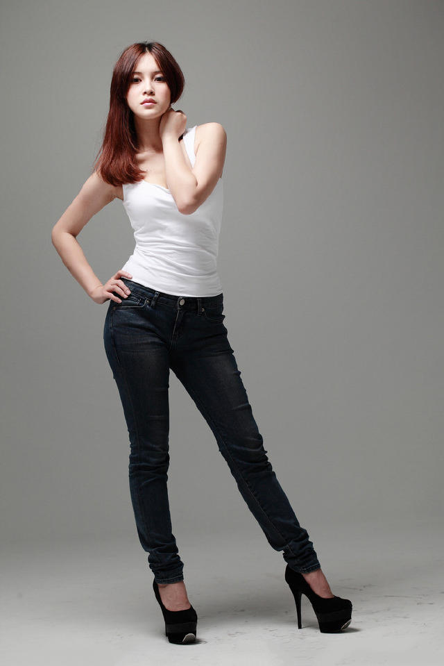 慵懒风穿搭春夏牛仔裤,炎炎夏日穿搭牛仔裤