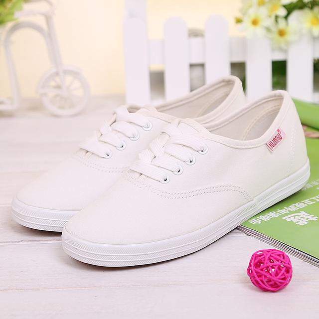 什么小白鞋搭配裙子好看,穿裙子可以搭配小白鞋吗