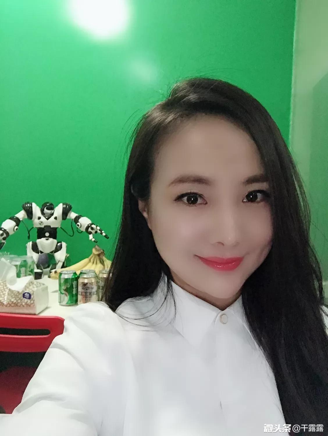 信阳网红美女干露露穿回衣服做自信女人，网友直呼不习惯