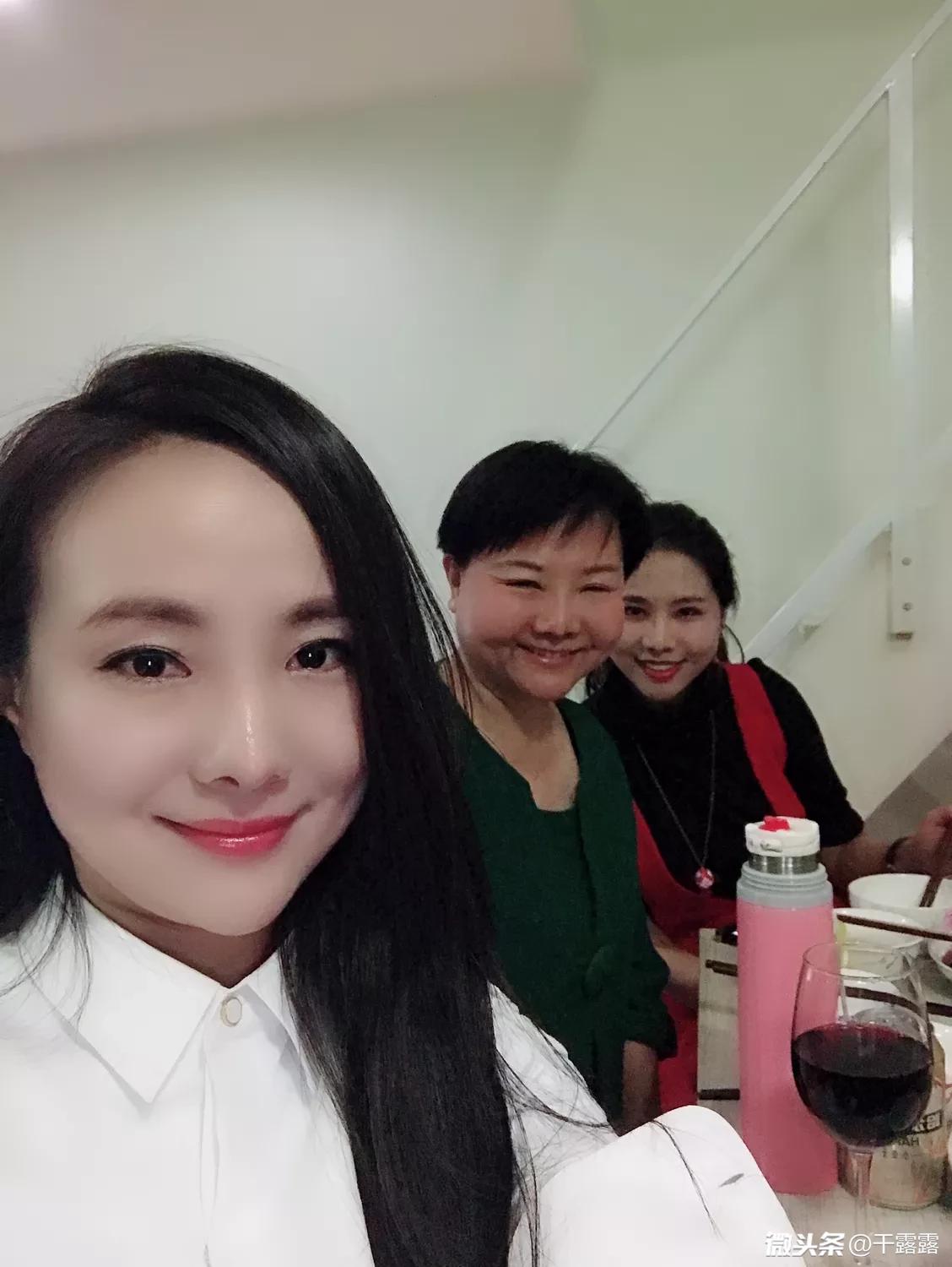 信阳网红美女干露露穿回衣服做自信女人，网友直呼不习惯