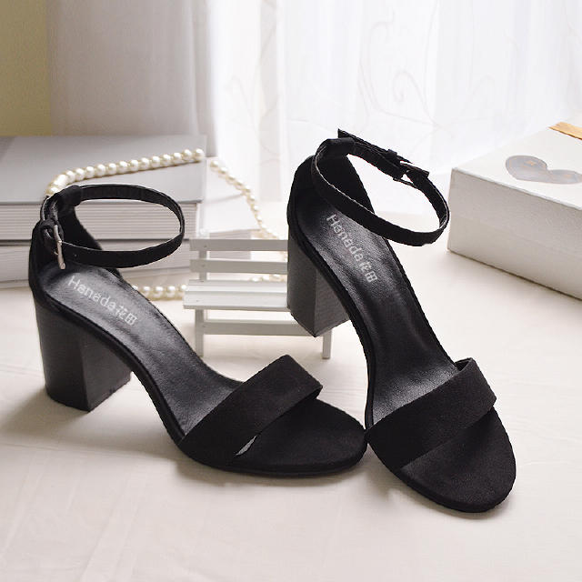 入手这三款显瘦凉鞋，让你时髦一整夏