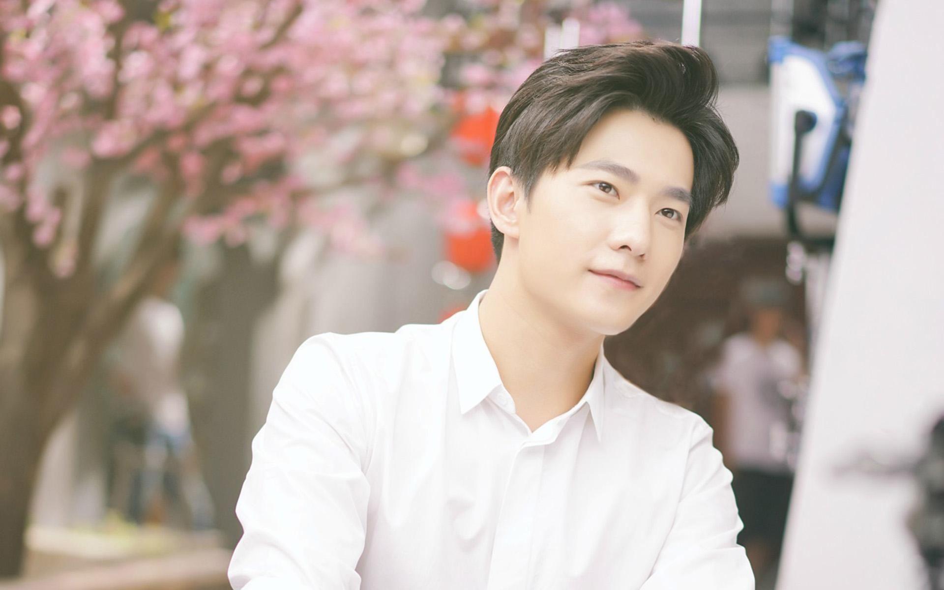 穿花衬衫的男明星李易峰,李易峰黑衬衫黑领带