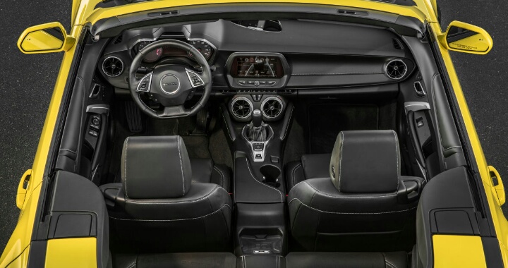 雪佛兰科迈罗，俗称大黄蜂，虽然说是平民跑车，可是价格可不亲民