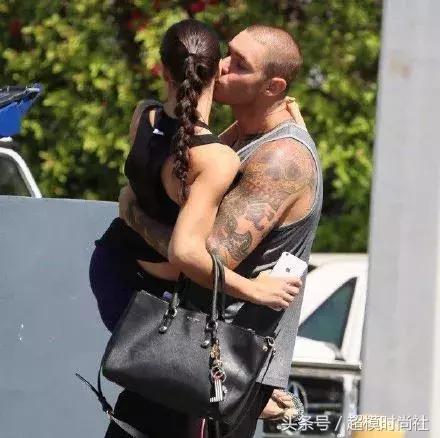 她差点成王妃，拒绝物化女性！现竟恋上一当街摸臀的男友