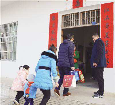 过年表哥来我家炫耀,没想到农村的我更幸福