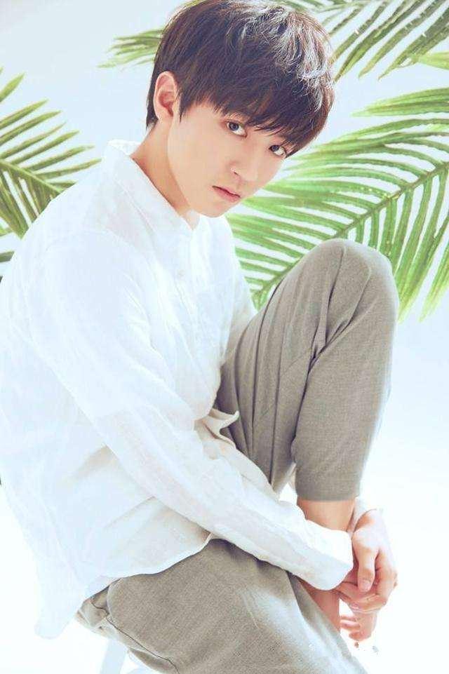 穿花衬衫的男明星李易峰,李易峰黑衬衫黑领带