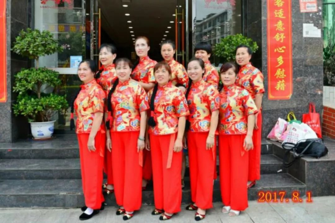 中老年人广场舞三人,中老年12人广场舞比赛