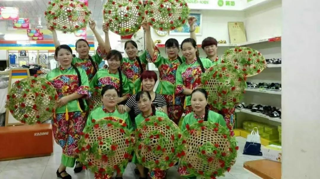 中老年人广场舞三人,中老年12人广场舞比赛