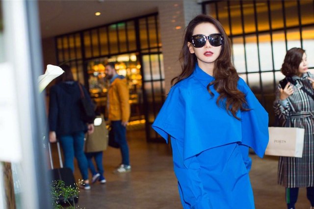 戚薇国际机场照,戚薇和老外的视频