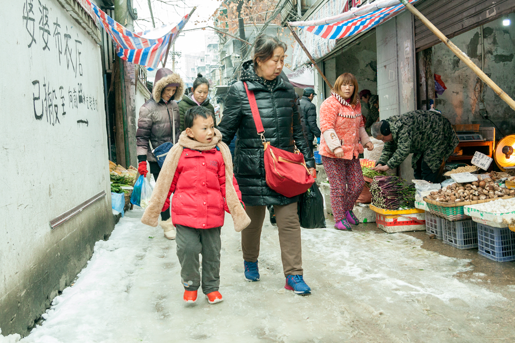 随风飞舞——雪花下武昌街头影像