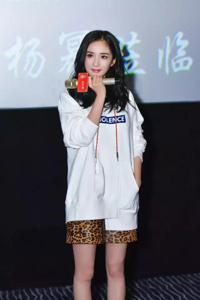 oversize微胖穿搭春季,这个春天一定要买条绿裤子