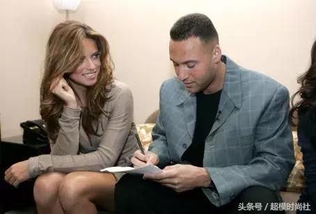 她差点成王妃，拒绝物化女性！现竟恋上一当街摸臀的男友