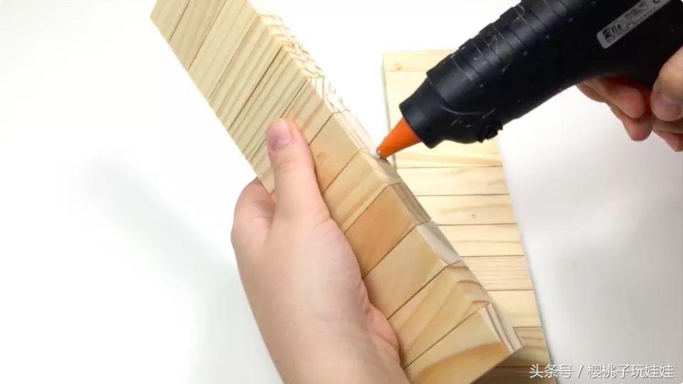 用鞋盒给芭比娃娃做一个简单的床,给芭比娃娃做超大自制床