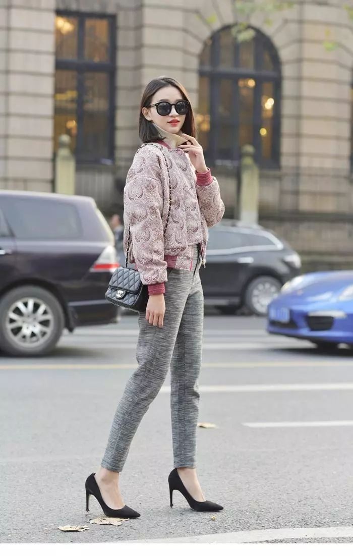 脚踝处开叉的裤子,脚踝处有毛毛的裤子