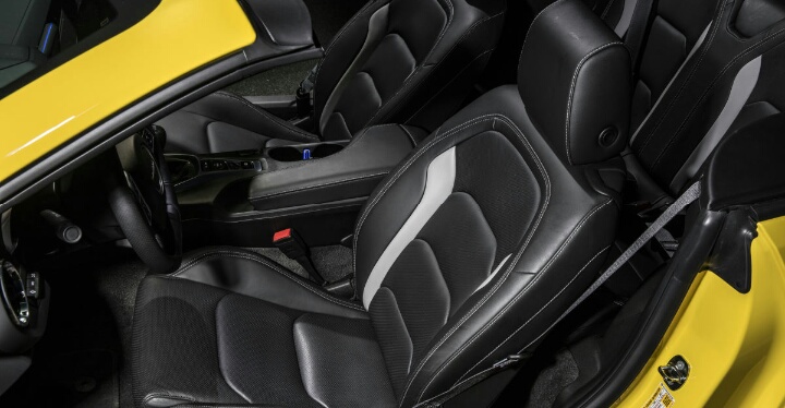 雪佛兰科迈罗,俗称大黄蜂,虽然说是平民跑车,可是价格可不亲民