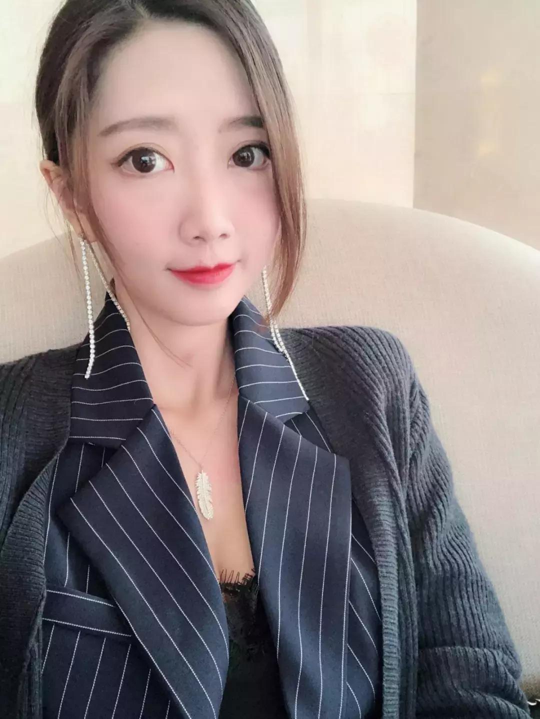 今日为大家曝光这群一年365天天天盆友圈发美食的“小婊砸”们