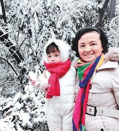 姥姥亲自给外孙女设计服装,开网店月入过万