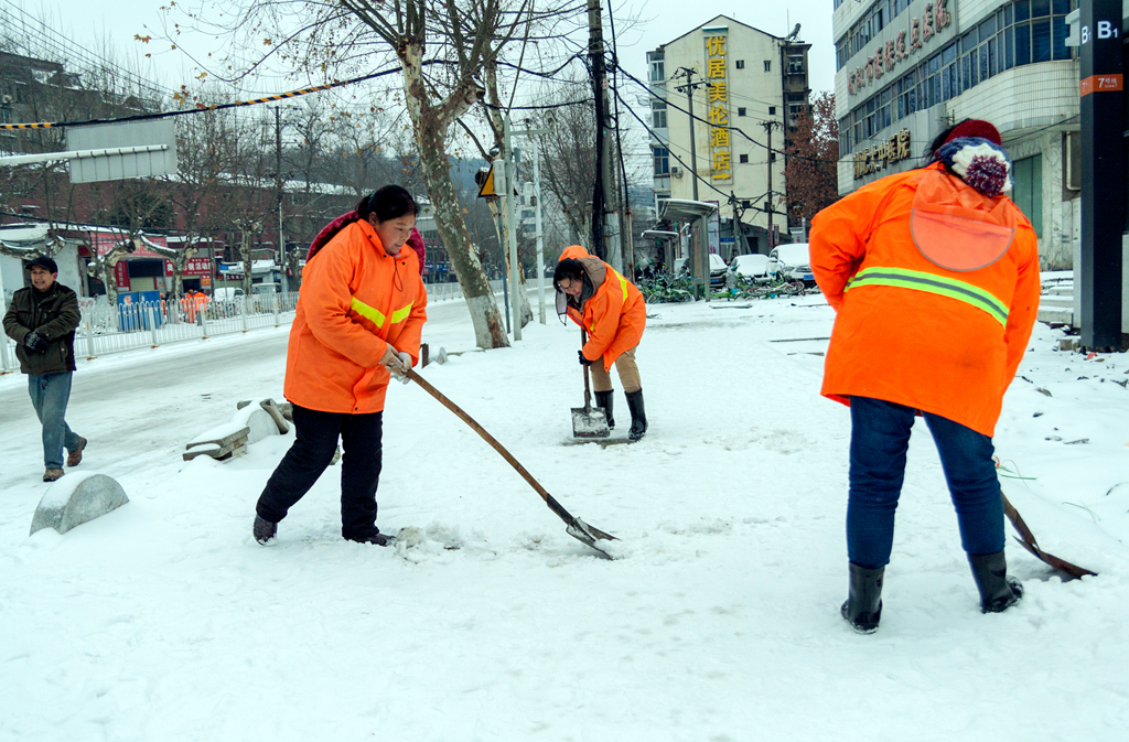 随风飞舞——雪花下武昌街头影像