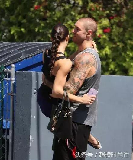 她差点成王妃，拒绝物化女性！现竟恋上一当街摸臀的男友