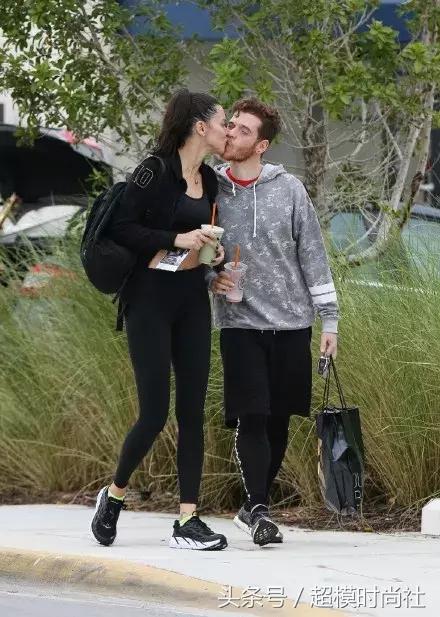 她差点成王妃，拒绝物化女性！现竟恋上一当街摸臀的男友