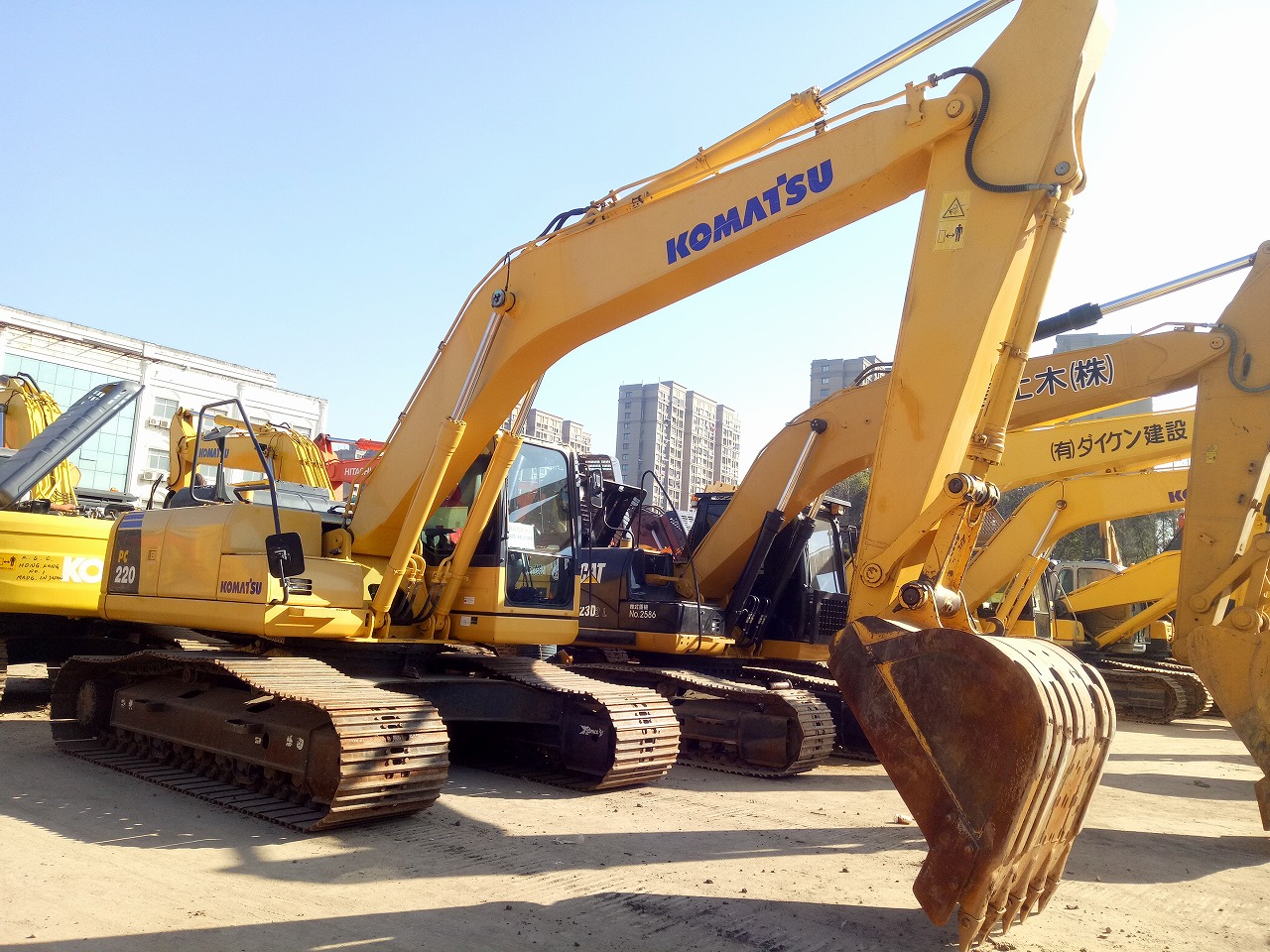 二手20万左右的小松210挖掘机,小松pc210-8和pc200-8区别