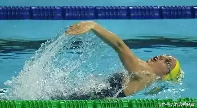 仰泳鼻子爱呛水,仰泳什么时候吸气最好而且不呛水