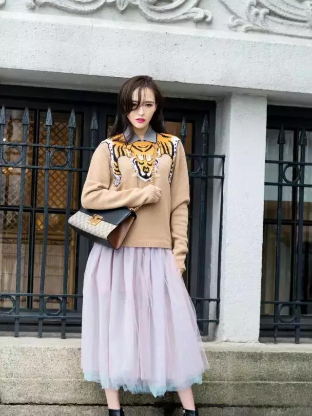 oversize微胖穿搭春季,这个春天一定要买条绿裤子