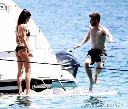 她差点成王妃，拒绝物化女性！现竟恋上一当街摸臀的男友