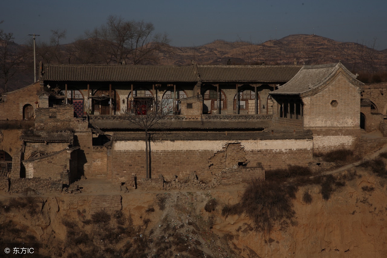 故事：只见二材媳妇躺在桥上，浑身上下湿淋淋的