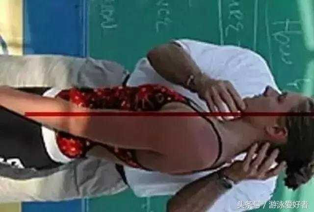 仰泳鼻子爱呛水,仰泳什么时候吸气最好而且不呛水