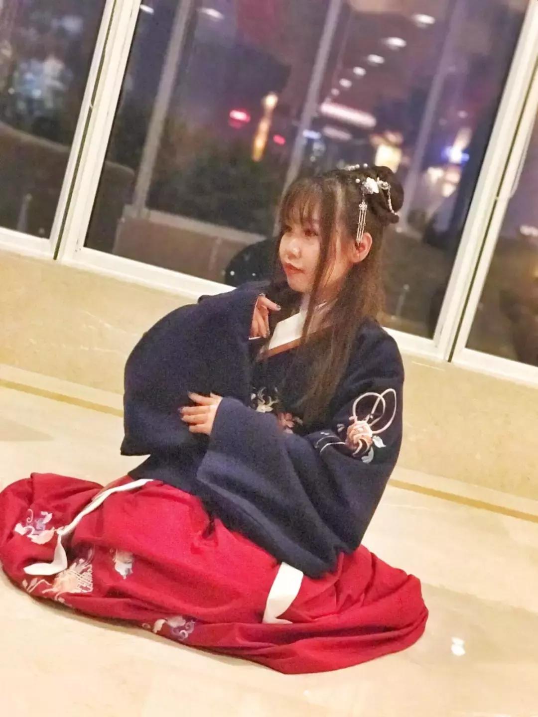 今日为大家曝光这群一年365天天天盆友圈发美食的“小婊砸”们