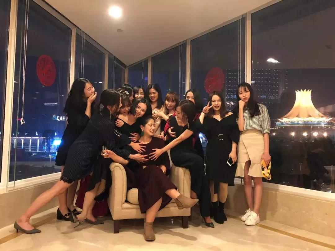 今日为大家曝光这群一年365天天天盆友圈发美食的“小婊砸”们