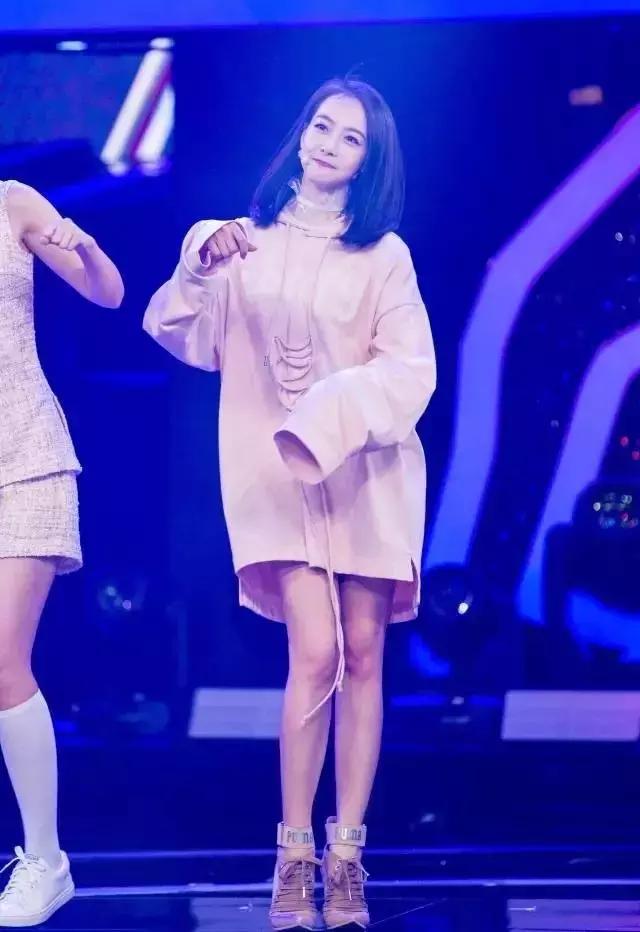 oversize微胖穿搭春季,这个春天一定要买条绿裤子