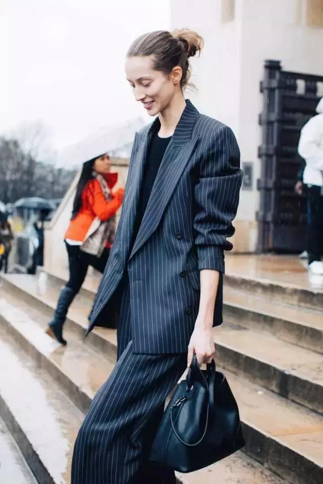 oversize微胖穿搭春季,这个春天一定要买条绿裤子