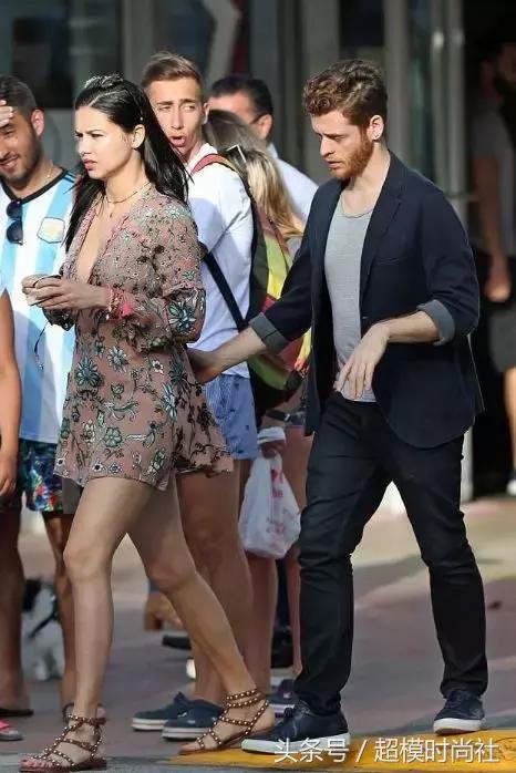 她差点成王妃，拒绝物化女性！现竟恋上一当街摸臀的男友