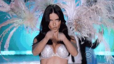 她差点成王妃，拒绝物化女性！现竟恋上一当街摸臀的男友