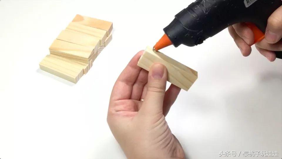 用鞋盒给芭比娃娃做一个简单的床,给芭比娃娃做超大自制床