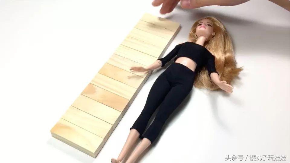 用鞋盒给芭比娃娃做一个简单的床,给芭比娃娃做超大自制床