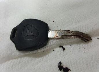 汽车开到没油伤车了怎么办,汽车开到彻底没油了还能不能开