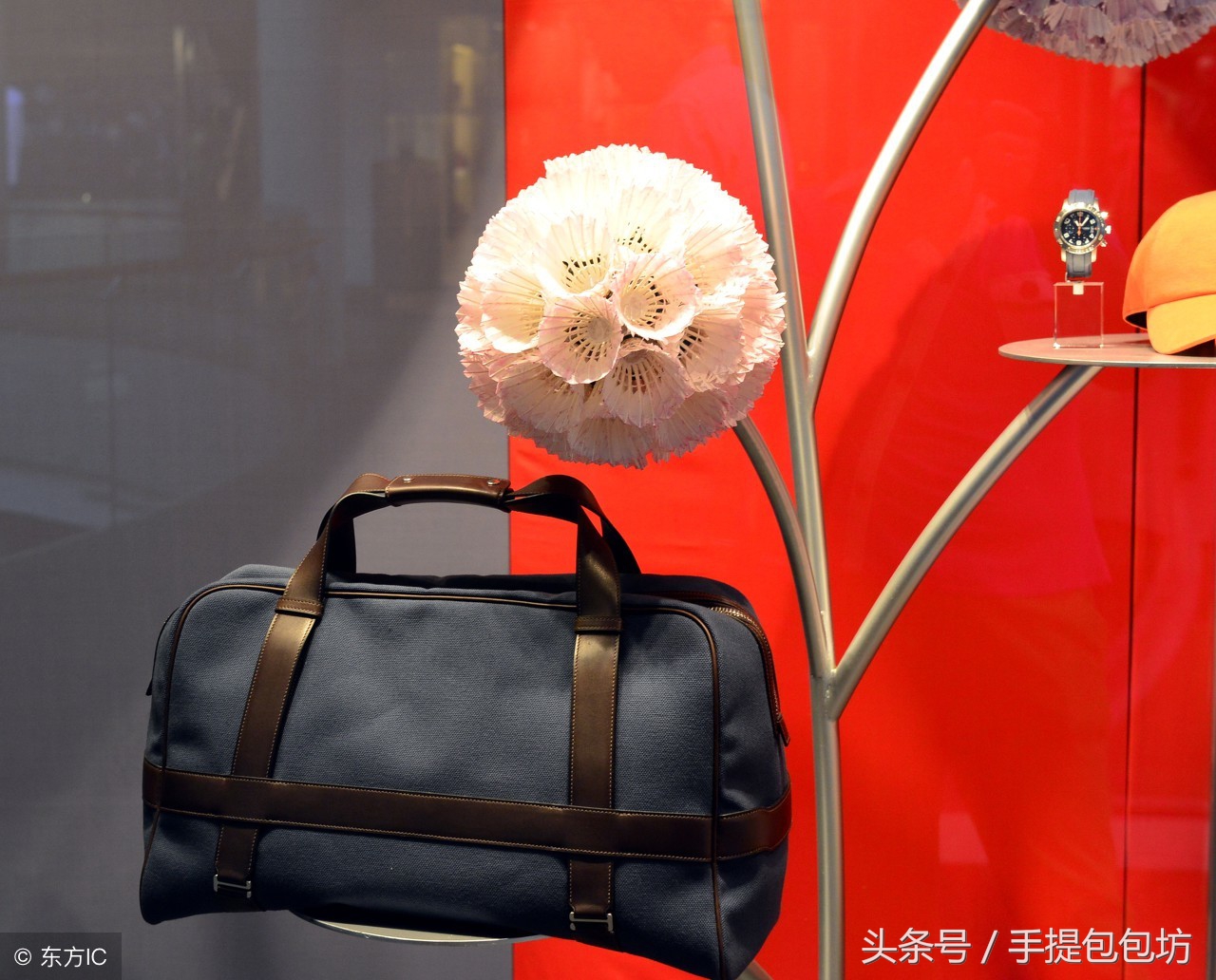 为什么有的名牌包包没有肩带呢,为什么有些大牌包包没牌子