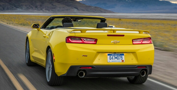 雪佛兰科迈罗,俗称大黄蜂,虽然说是平民跑车,可是价格可不亲民