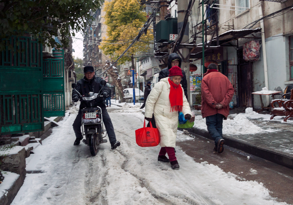 随风飞舞——雪花下武昌街头影像