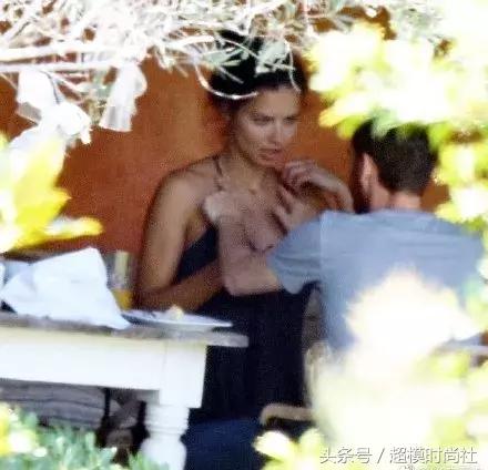 她差点成王妃，拒绝物化女性！现竟恋上一当街摸臀的男友