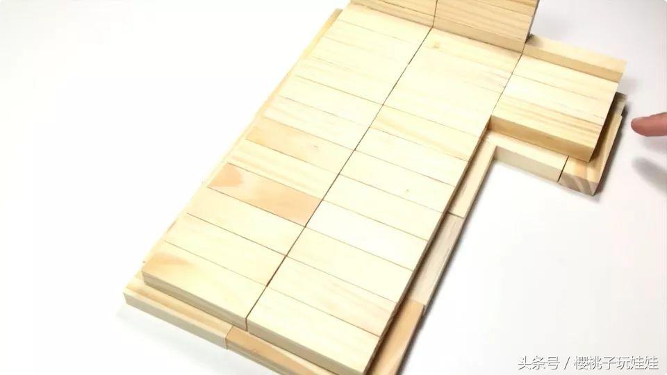 用鞋盒给芭比娃娃做一个简单的床,给芭比娃娃做超大自制床