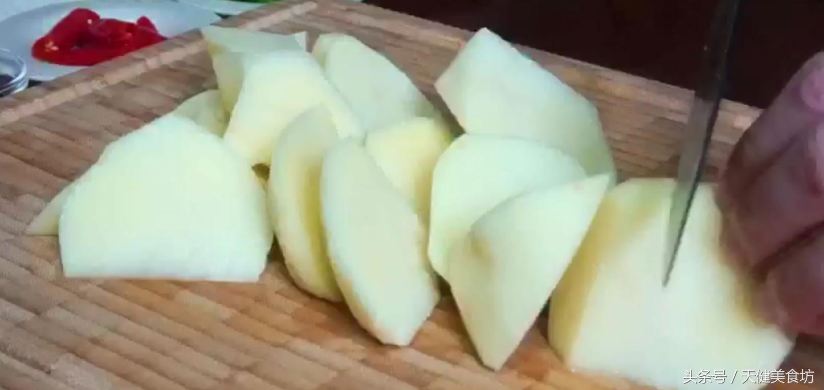 土豆烧排骨超级下饭的家常菜,黄豆酱土豆烧排骨家常做法不辣的