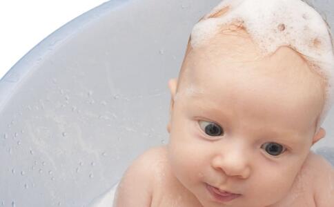 一岁多宝宝洗头哭闹怎么回事,4个小妙招帮你搞定宝宝洗头烦恼